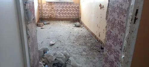 Opuszczona przychodnia wojskowa.