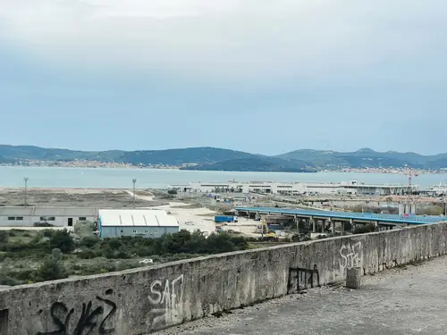 Duży niedokończony budynek koło portu Zadar - zdjęcie 33/47