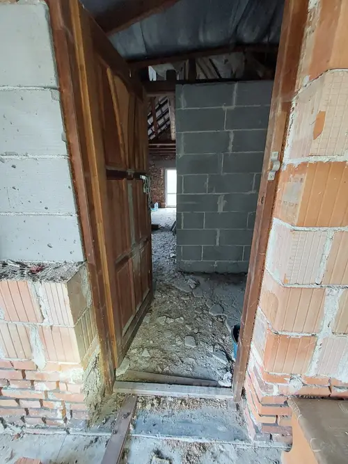 Ceglany dom dwurodzinny z piwnicą i szopą - zdjęcie 4/11