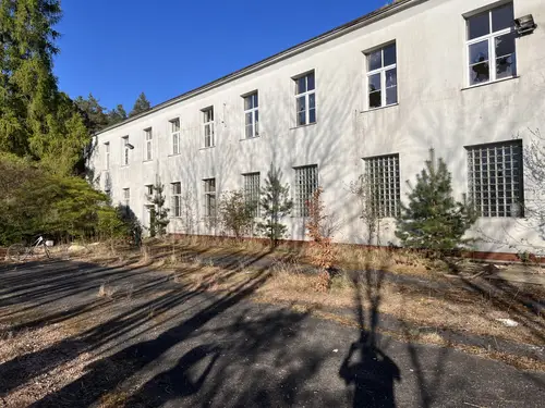 Opuszczony Motel / Koszary