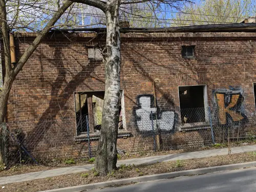 Mały opuszczony dom - zdjęcie 2/10