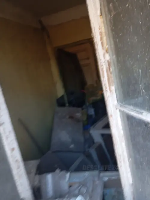 Opuszczony dom z lekko zawalonym dachem - photo 7/9