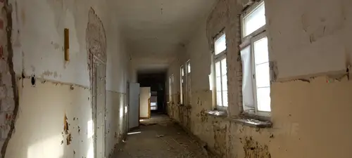 Opuszczona przychodnia wojskowa.