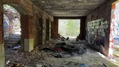 Opuszczony dom z niedokończoną dobudówką