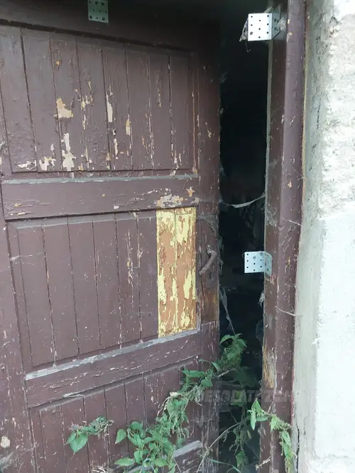 Ceglany dom dwurodzinny z piwnicą i szopą - zdjęcie 1/11