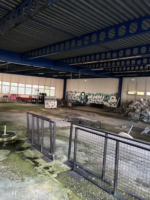 Opuszczona fabryka manekinów i rekwizytów reklamowych - photo 98/137