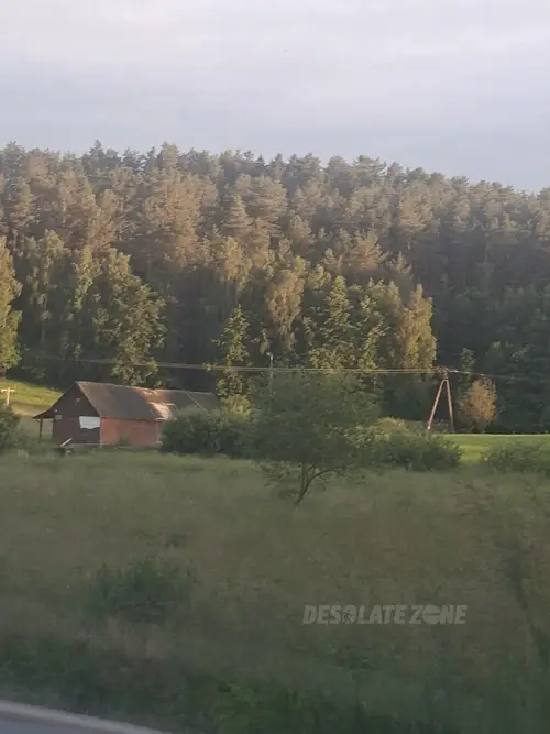 Opuszczony budynek i stok narciarski