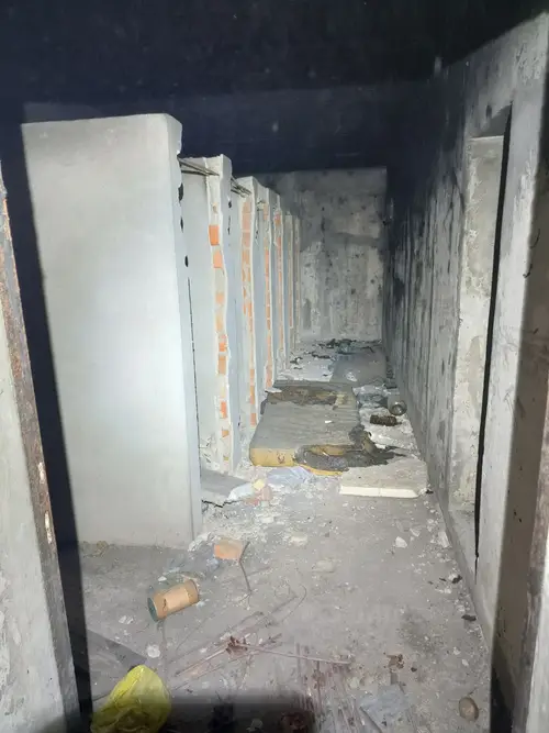 Duży niedokończony budynek koło portu Zadar - zdjęcie 15/47