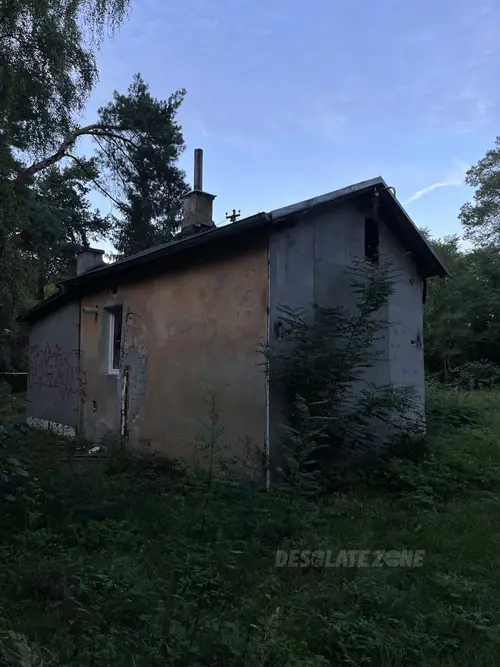OPUSZCZONY DOM - zdjęcie 1/1