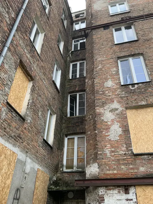 Dwie opuszczona kamienicę