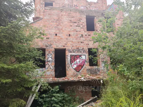 Niedokończona Willa i domek obok - zdjęcie 4/5