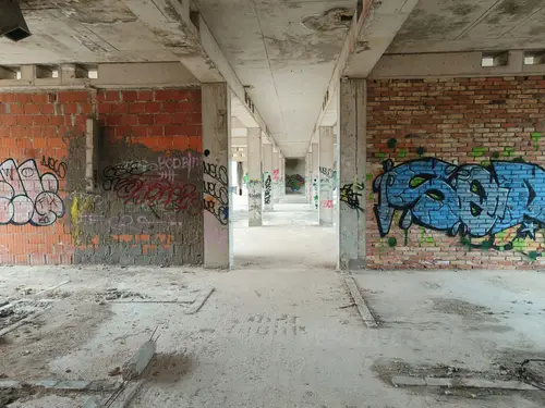 Duży niedokończony budynek koło portu Zadar - zdjęcie 46/47