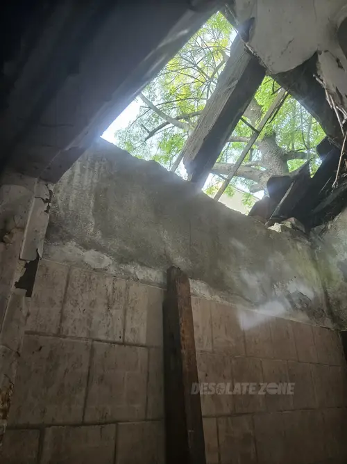 Opuszczony budynek przy torach - zdjęcie 28/35