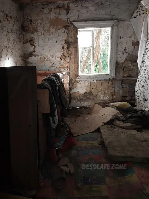 Opuszczony dom z dziwną postacią w kuchni - zdjęcie 2/7
