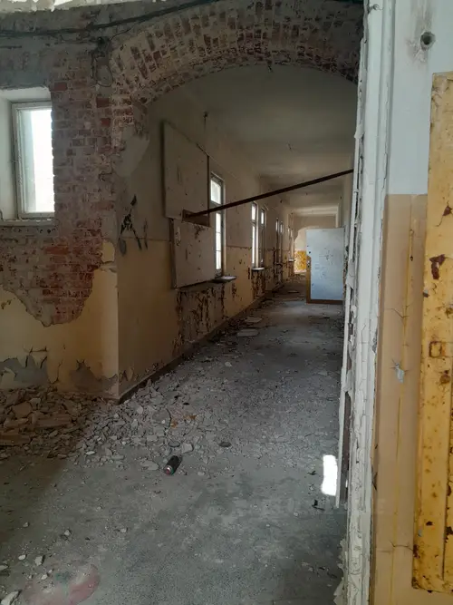 Opuszczona przychodnia wojskowa.