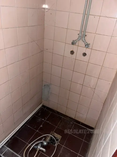 Opuszczona fabryka manekinów i rekwizytów reklamowych - photo 29/137