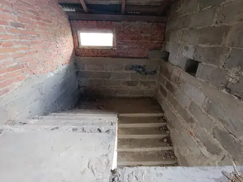 Opuszczony niedokończony dom - zdjęcie 1/13