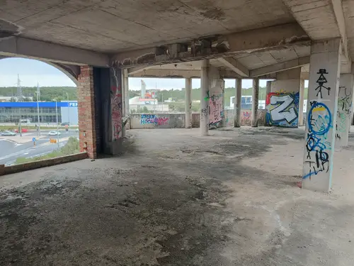 Duży niedokończony budynek koło portu Zadar - zdjęcie 35/47