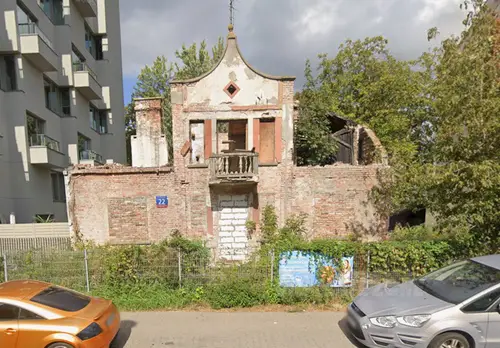 Ruiny domu i zamurowana kamienica - zdjęcie 1/1