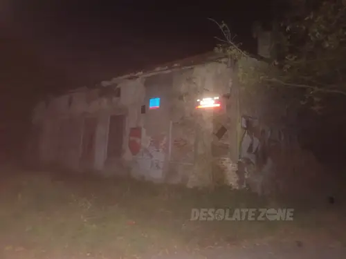 frontowa, wschodnia sciana budynku - Opuszczony dom jednorodzinny - zdjęcie 1/2