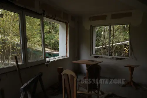 Opuszczone naczepy ciężarówek z budynkami - photo 14/26