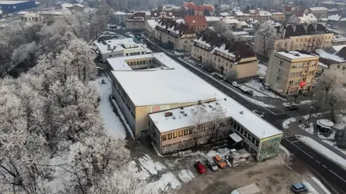Opuszczona hala sportowa z hotelem