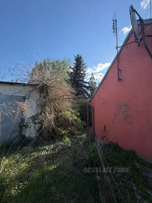 Opuszczony dom z dokumentami rozwodowymi