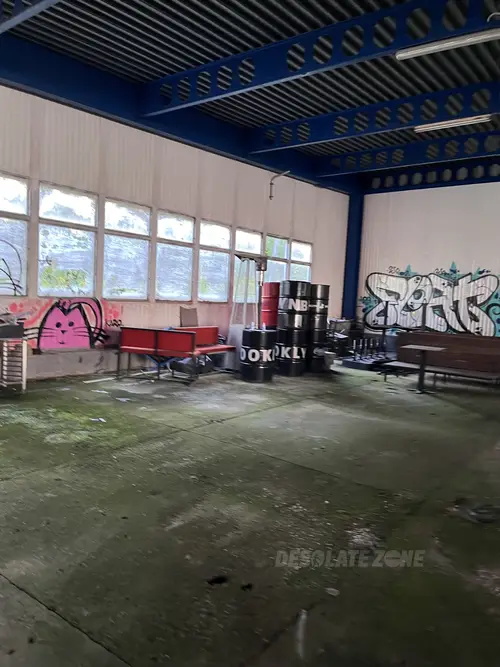 Opuszczona fabryka manekinów i rekwizytów reklamowych - photo 96/137