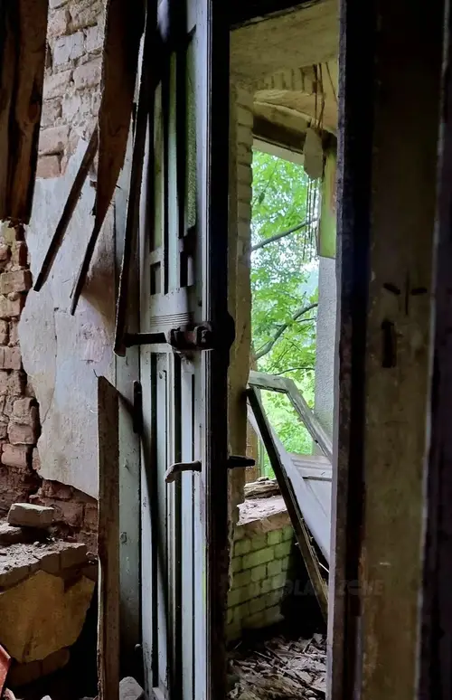 Opuszczony dwór z  1900 roku - zdjęcie 3/4