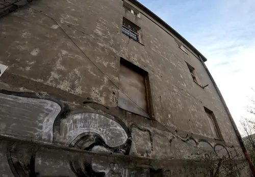 Opuszczona kamienica - zdjęcie 1/5