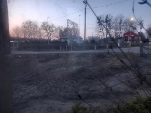 Opuszczony domek z garażem