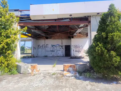 Opuszczona stacja benzynowa i McDonald's