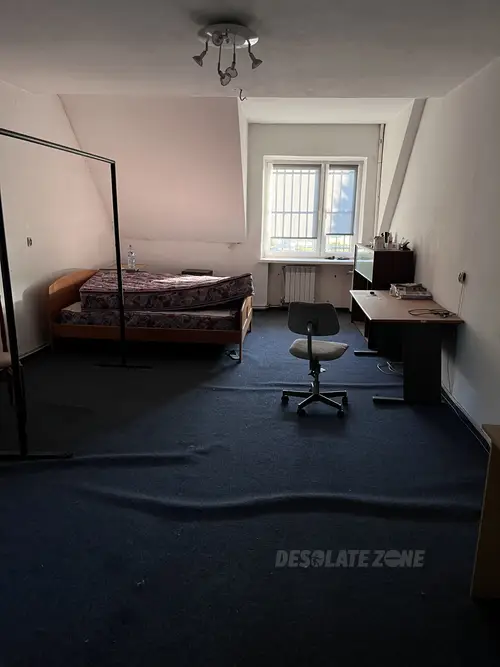 Opuszczona fabryka manekinów i rekwizytów reklamowych - photo 33/137