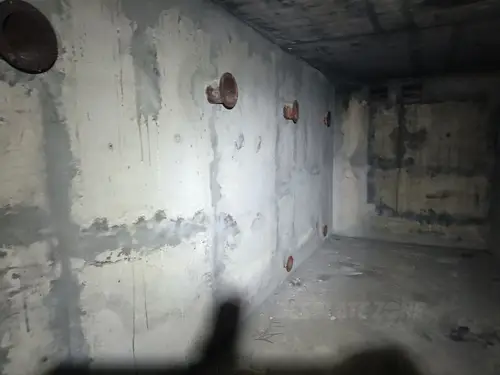 Duży niedokończony budynek koło portu Zadar - zdjęcie 12/47