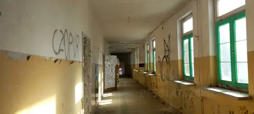 Opuszczona przychodnia wojskowa.