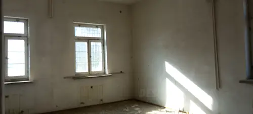 Opuszczona przychodnia wojskowa.