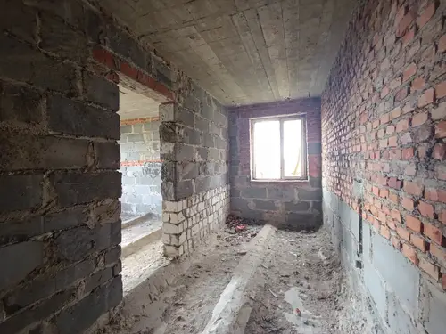 Opuszczony niedokończony dom - zdjęcie 3/13