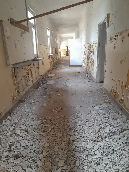 Opuszczona przychodnia wojskowa.