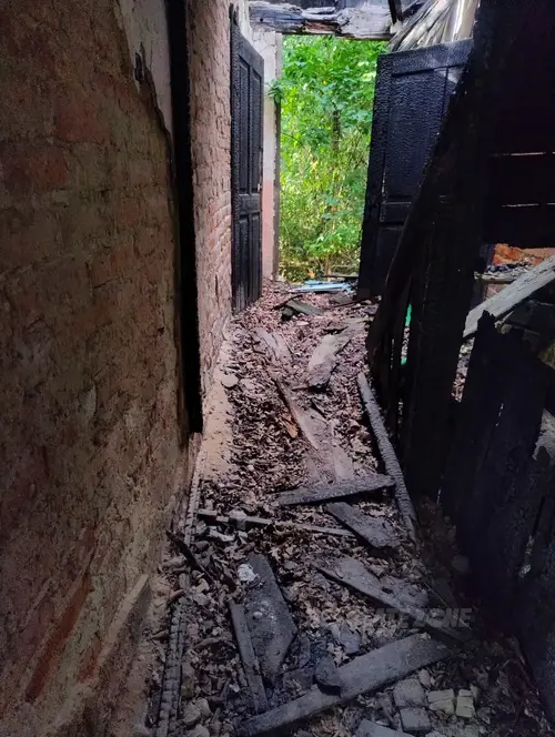 Opuszczony dom z czymś przypominającym pomnik