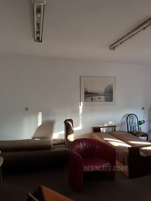 Opuszczona fabryka manekinów i rekwizytów reklamowych - photo 36/137