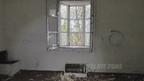 Opuszczony dom ze stodołą - zdjęcie 15/98