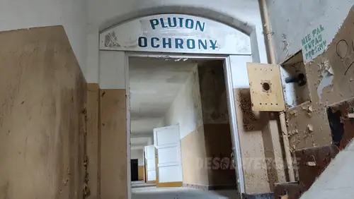 Opuszczona przychodnia wojskowa.