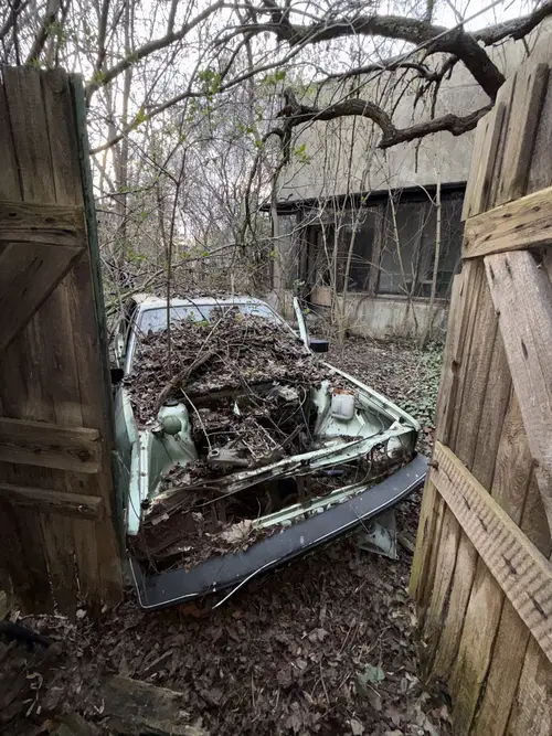 Opuszczony dom z samochodami - photo 5/7