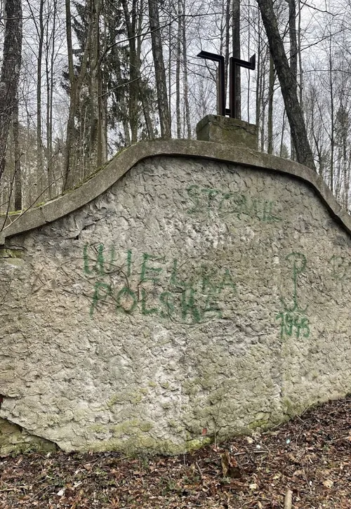 Opuszczony grobowiec - zdjęcie 1/2