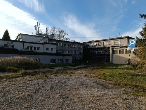 Kolejne budynki szpitala - Opuszczony szpital powiatowy - zdjęcie 2/3