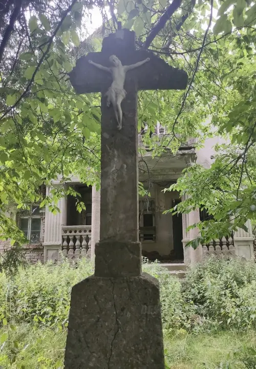 Opuszczony dwór z  1900 roku - zdjęcie 4/4