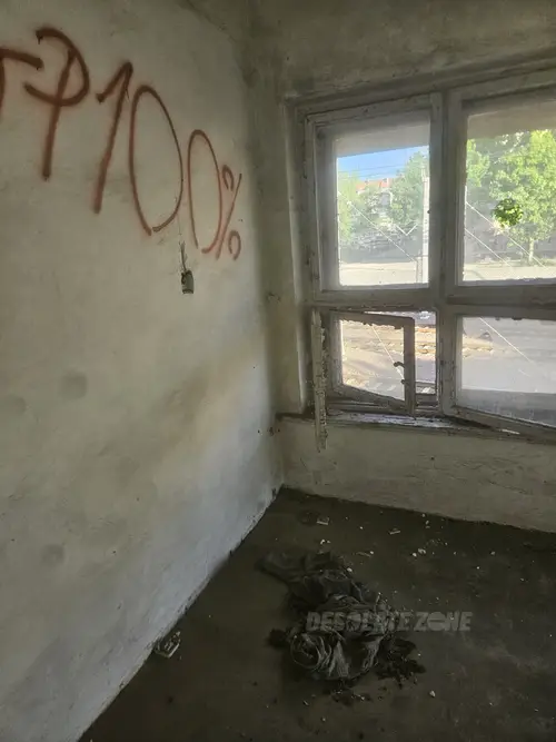 Opuszczony budynek przy torach - zdjęcie 23/35