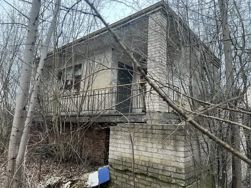 Opuszczony dom z działającym prądem. - zdjęcie 1/9