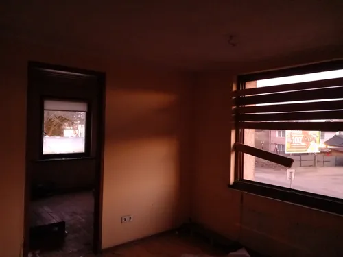 Opuszczony domek z garażem