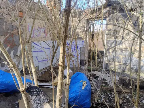 Opuszczony mały budynek w łodzi